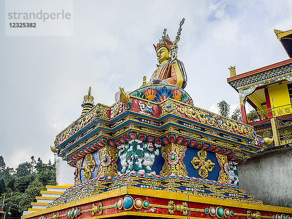 Verschnörkelte und farbenfrohe Fassade einer religiösen Struktur und Statue; Bara Adalpur Dwitiya Khanda  Westbengalen  IndienWestbengalen  Indien