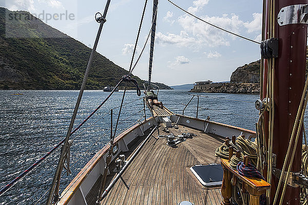 Blick von einem Segelboot in der Bucht von Kotor; Montenegro