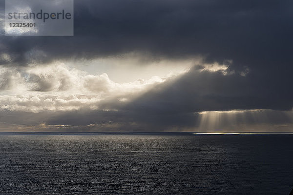 Sonnenlicht bricht durch die Wolken vor der Küste von Oregon; Manzanita  Oregon  Vereinigte Staaten von Amerika