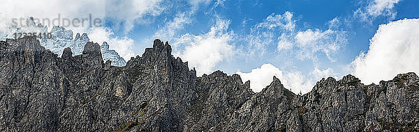 Panorama der schroffen Berggipfel mit blauem Himmel und Wolken; Sexten  Bozen  Italien