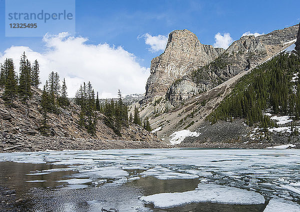 Teilweise gefrorener Moraine Lake  Banff National Park; Alberta  Kanada