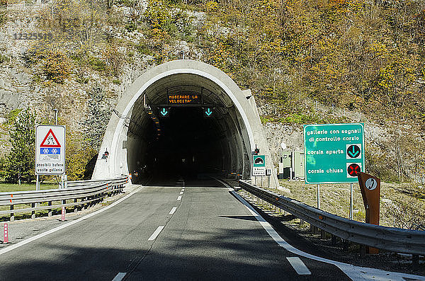 Tunnel für Einbahnverkehr für eine Straße  San Rocco  Autobahn A 24 Rom-Teramo; Abruzzen  Italien