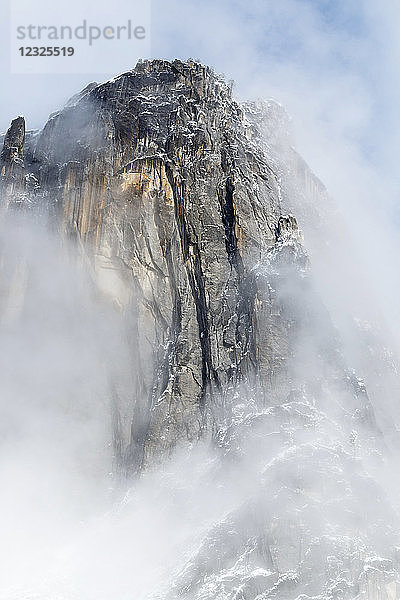 Granitturm umgeben von Wolken  Yosemite National Park  Kalifornien  Vereinigte Staaten von Amerika