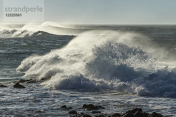 Brechende Wellen  die am Strand von Hookipa in der Nähe von Paia an Land kommen; Maui  Hawaii  Vereinigte Staaten von Amerika