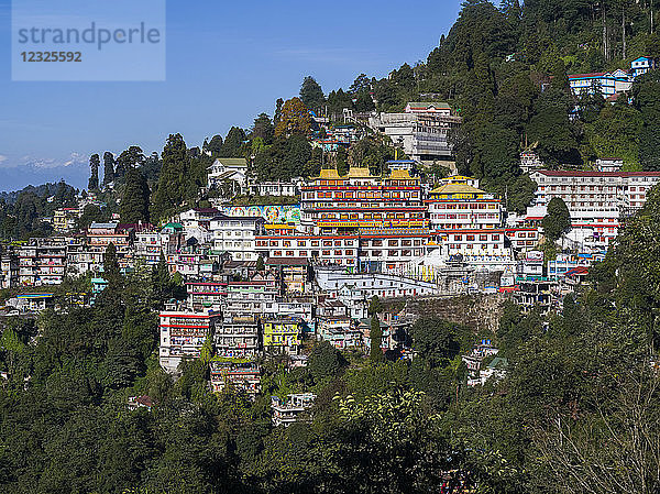 Bunte Gebäude in der Stadt Darjeeling an einem Berghang; Darjeeling  Westbengalen  Indien