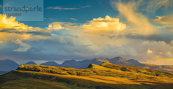 Sonnenlicht  das die bergige Landschaft und die Wolken beleuchtet; Isle of Skye  Schottland