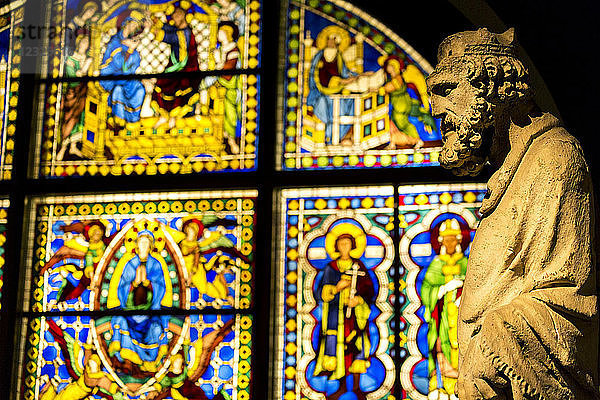 Steinstatue mit Glasfenster im Hintergrund in einer Kirche; Siena  Toskana  Italien