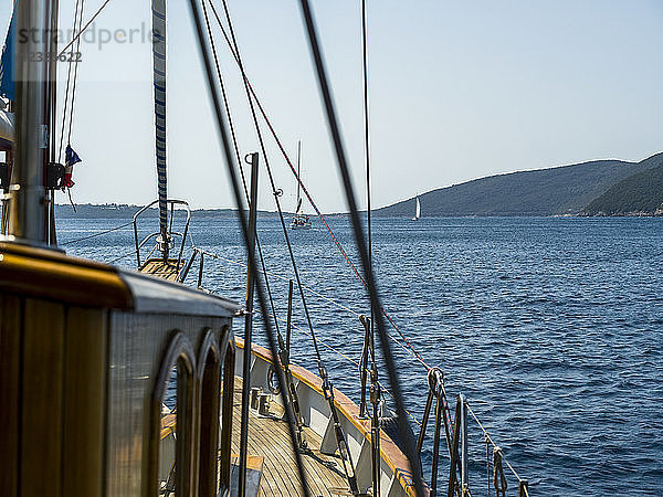 Blick auf die Küste von Montenegro in der Bucht von Kotor vom Deck eines Bootes aus; Kotor  Montenegro