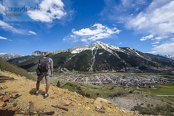 Ein älterer Mann beim Wandern mit Blick auf den Kendall Mountain in der Ferne; Silverton  Colorado  Vereinigte Staaten von Amerika