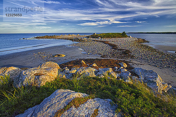 Küstenvorsprung am Sandy Bay Beach  der an den Thomas Raddall Provincial Park grenzt; Nova Scotia  Kanada