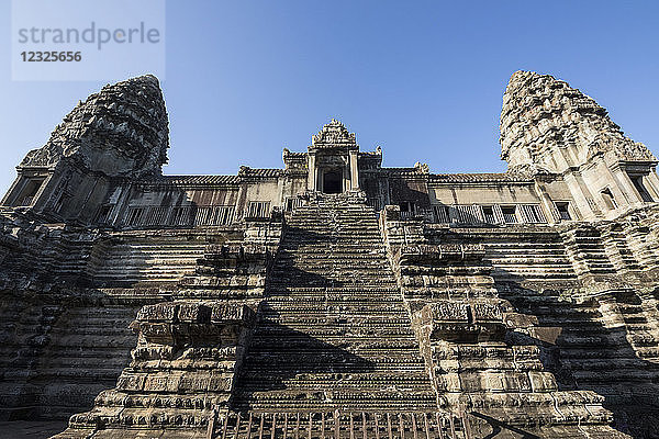 Türme des zentralen Blocks von Angkor Wat  von der zweiten Ebene aus gesehen; Siem Reap  Kambodscha