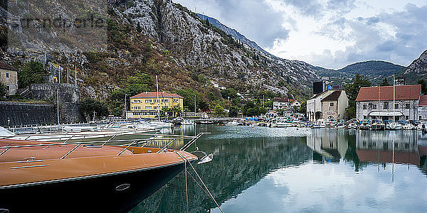 Häuser und Boote entlang der Bucht von Kotor; Kotor  Montenegro