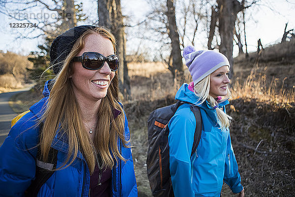 Zwei junge Frauen bei einer Wanderung auf einem Wanderweg; Anchorage  Alaska  Vereinigte Staaten von Amerika