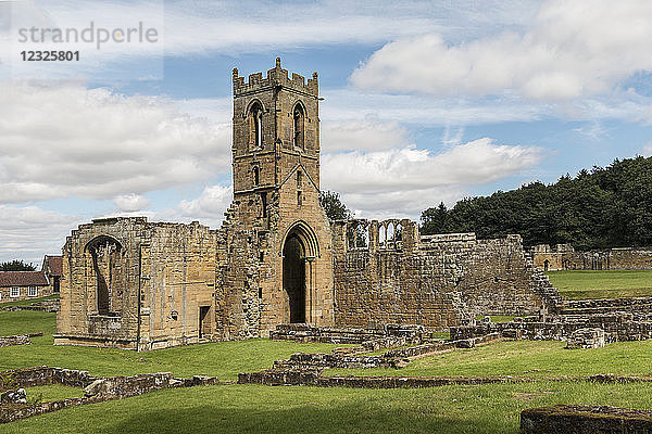Ruinen eines Klosters in Yorkshire an einem strahlenden Sommertag; Yorkshire  England