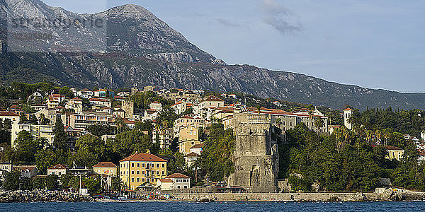 Die Stadt Herceg Novi  Montenegro  von der Bucht von Kotor aus gesehen; Herceg Novi  Montenegro