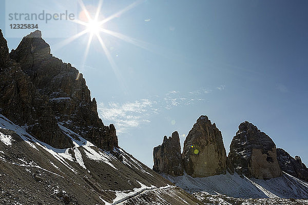 Schroffe Bergtürme mit Sonnenaufgang und blauem Himmel; Sexten  Bozen  Italien