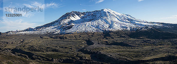 Herbstschnee bedeckt den aktiven Vulkan Mount St. Helens; Toutle  Washington  Vereinigte Staaten von Amerika