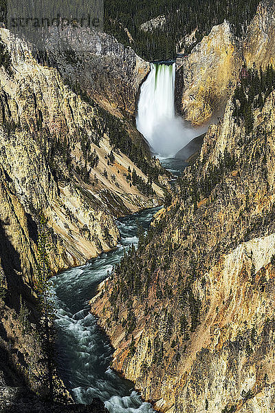 Wasserfall und Fluss in zerklüftetem Gelände  Yellowstone National Park  Wyoming  Vereinigte Staaten von Amerika