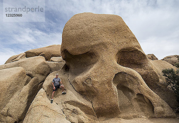 Ein älterer Mann klettert auf den Skull Rock im Joshua Tree National Park; Kalifornien  Vereinigte Staaten von Amerika