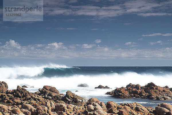 Wellen  die sich an der Küste brechen  Yallingup Beach; Yallingup  Westaustralien  Australien