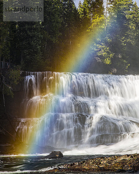 Regenbogen über einem Wasserfall im Wells Gray Provincial Park; Thompson-Nicola Regional District  British Columbia  Kanada