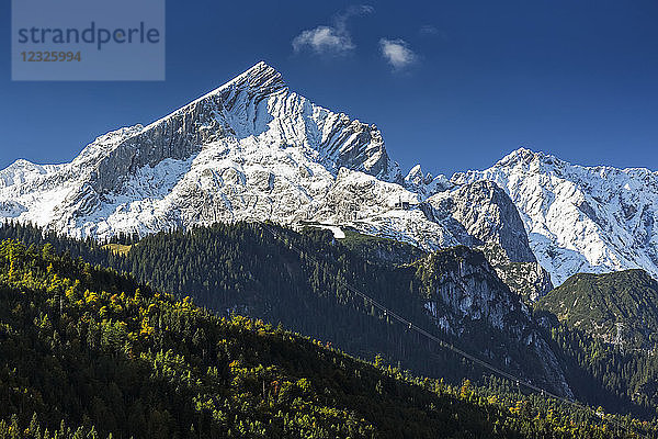 Schneebedeckte schroffe Bergkette mit blauem Himmel; Garmisch-Partenkirchen  Bayern  Deutschland