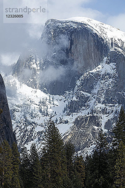 Half Dome mit Schnee im Winter  Yosemite Valley  Yosemite National Park; Kalifornien  Vereinigte Staaten von Amerika