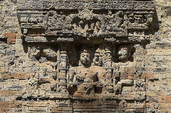 Flachrelief auf dem achteckigen Turm N11 im Prasat Sambor  der Nordgruppe  Sambor Prei Kuk; Kompong Thom  Kambodscha