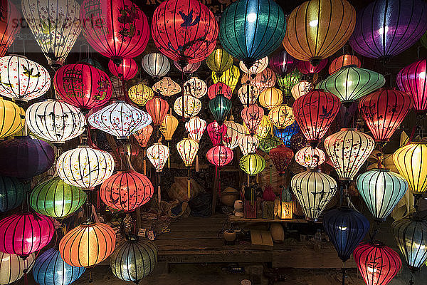 Laternen zum Verkauf in der nächtlichen Altstadt; Hoi An  Quang Nam  Vietnam