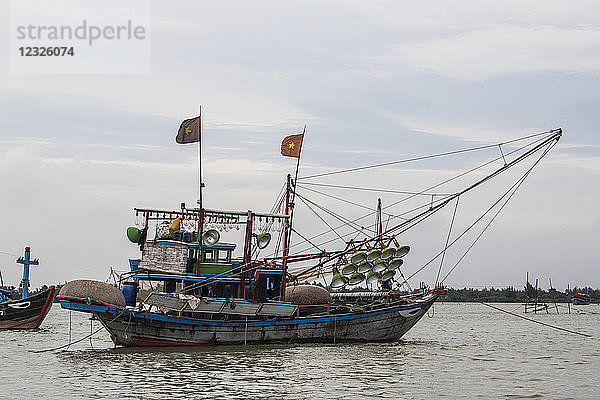 Fischerboot auf dem Fluss; Hoi An  Quang Nam  Vietnam