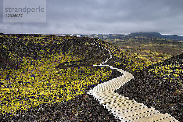 Stufen  die um den Grabrok-Krater herumführen; Island