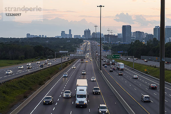 Highway 401 mit Blick nach Westen in Richtung Yonge Street in der Abenddämmerung; Toronto  Ontario  Kanada