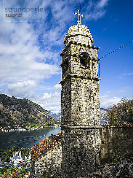 Ein Steinturm mit Kreuz auf der Festung von Kotor und Blick auf den Golf von Kotor; Kotor  Montenegro