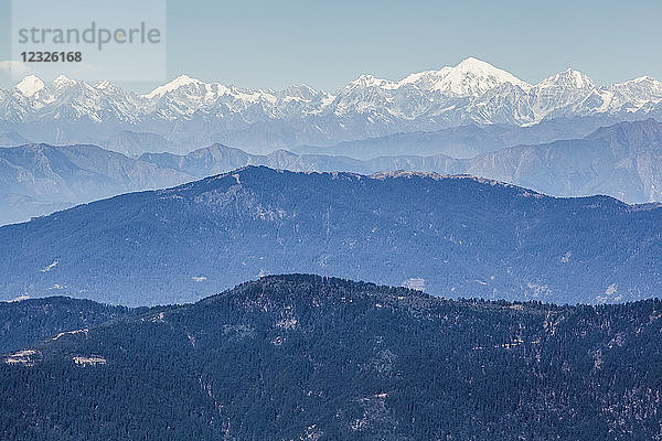 Schichten von Bergen im Himalaya mit schneebedeckten Gipfeln in der Ferne; Nepal
