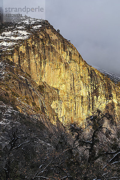 Yosemite-Granitwand mit goldenem Sonnenlicht beleuchtet  Yosemite National Park; Kalifornien  Vereinigte Staaten von Amerika
