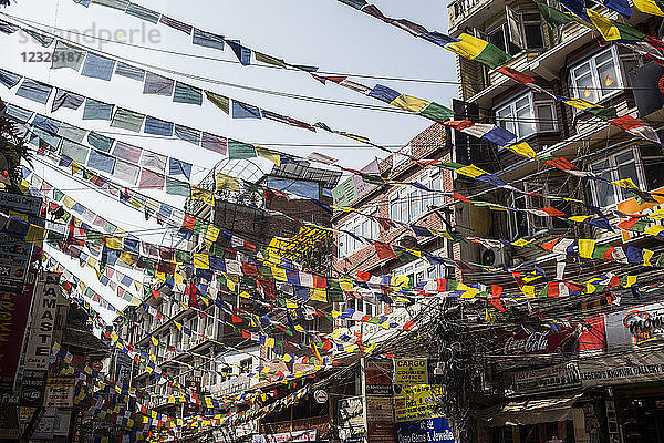 Buddhistische Gebetsfahnen in der Stadt Kathmandu; Kathmandu  Nepal