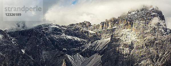Panorama einer Bergkette mit Wolkendecke; Sexten  Bozen  Italien