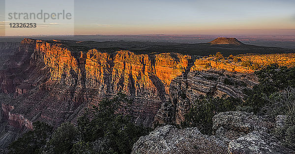 Ein erloschener Vulkan am Rande des Grand Canyon bei Sonnenuntergang; Arizona  Vereinigte Staaten von Amerika