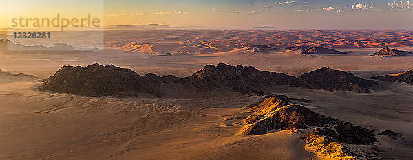 Luftaufnahme der Sanddünen der Namib-Wüste bei Sonnenaufgang; Sossusvlei  Hardap-Region  Namibia