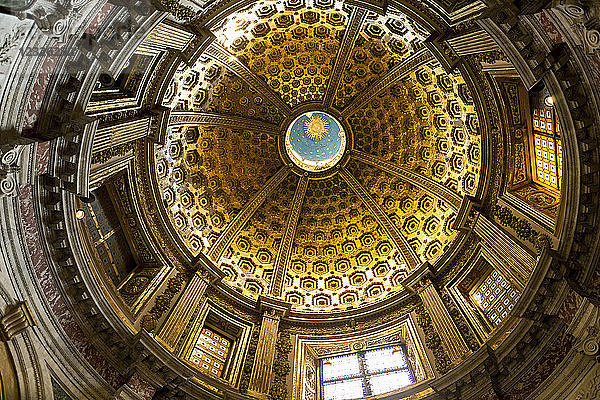 Blick auf die Kuppel einer Kathedrale mit Buntglasfenstern direkt von unten; Siena  Toskana  Italien