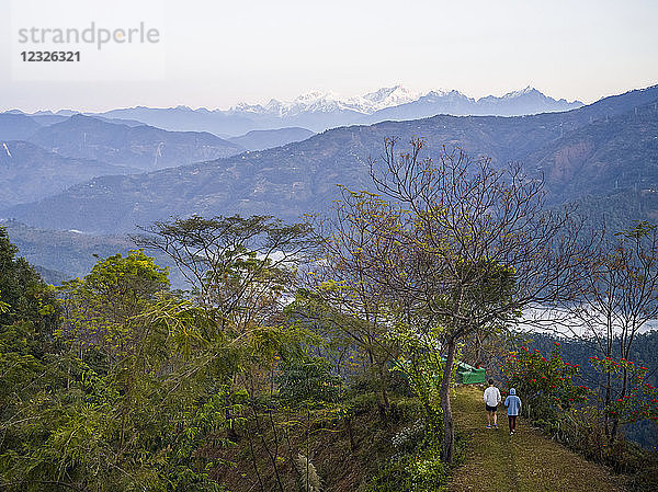 Glenburn Teeplantage und Anwesen  ein himmlischer kleiner Rückzugsort auf einer Anhöhe über den Ufern des Flusses Rungeet  hoch im Himalaya  überragt von der mächtigen Kanchenjunga-Bergkette  Darjeeling; Westbengalen  Indien