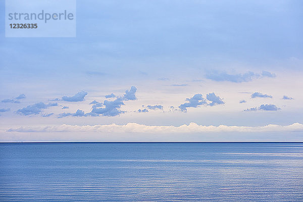 Ontariosee zur magischen Stunde  eine Seelandschaft mit Wolken; Ontario  Kanada