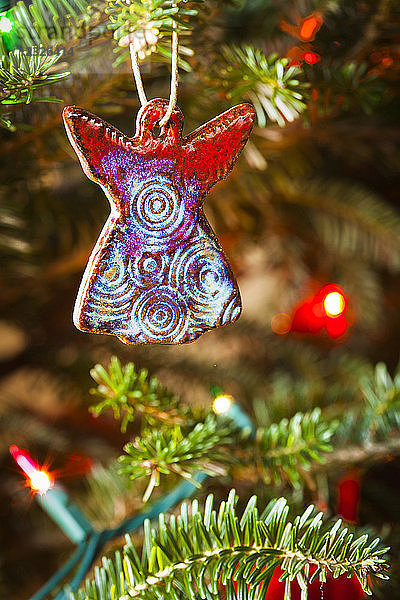 Keramik-Engel handgefertigtes Weihnachtsornament  das an einem Weihnachtsbaum hängt; Waco  Texas  Vereinigte Staaten von Amerika