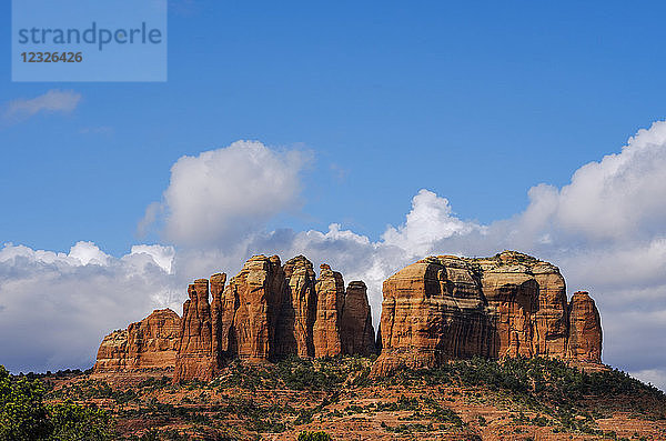 Cathedral Rock  gelegen im Coconino National Forest; Sedona  Arizona  Vereinigte Staaten von Amerika