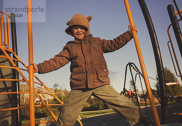Porträt eines kleinen Jungen  der auf einem Spielplatz spielt; Langley  British Columbia  Kanada