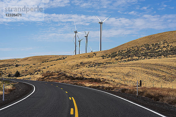 Windkraftanlagen entlang einer Straße in Gilliam County; Arlington  Oregon  Vereinigte Staaten von Amerika