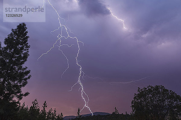 Ein Blitz schlägt in dieses spektakuläre Bild am späten Abend ein  Cascade Siskiyou National Monument; Ashland  Oregon  Vereinigte Staaten von Amerika