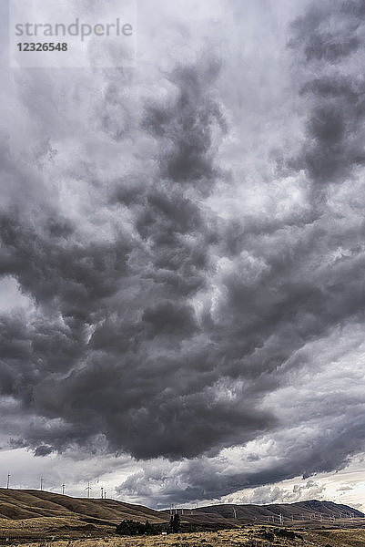 Dunkle Wolken ziehen über Klickitat County mit Windturbinen auf den Hügeln auf; Maryhill  Washington  Vereinigte Staaten von Amerika