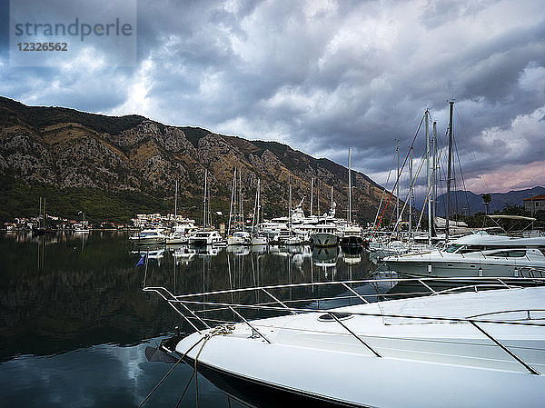Boote  die in einem ruhigen Hafen in der Bucht von Kotor festgemacht haben; Kotor  Montenegro