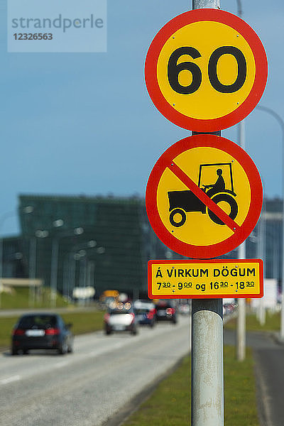 Straßenschild  das Traktoren auf einer Hauptstraße verbietet; Reykjavik  Island